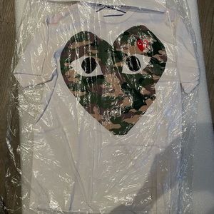 Comme De Garçon Mens camo white heart tee